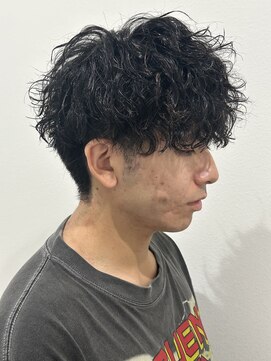 ヒュイル バイ ニアウ(Hwyl by Niau) メンズマッシュパーマ波巻スパイラルパーマニュアンスパーマ眉毛