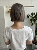 透明感　ホワイトグレージュボブ