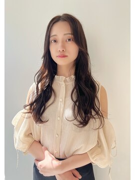 ティア(Tia.) (レイヤーカット/ゆるふわ/センターパート/ロングヘア)