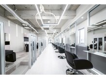 エイト ソル 博多筑紫口店(EIGHT sol)の雰囲気（スタイリッシュなライティングと広々とした清潔感のある店内☆）