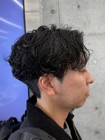 レタッチバイフィフス(RETOUCH by fifth)&nbsp;男らしさ溢れる緩めのスパイラルパーマのセンターパート