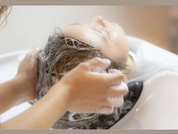 ウララ 表参道(urara)の写真/【表参道駅3分】頭浸浴で頭皮から髪質改善!フルフラットでのヘッドスパはつい眠ってしまう程の気持ちよさ*