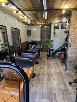 ビーダッシュヘアー2023(B' hair 2023)の写真/こだわりのある内装が自慢の空間で都会の喧騒を忘れてリラックス♪メンズの方も長く通いやすいと評判です◎