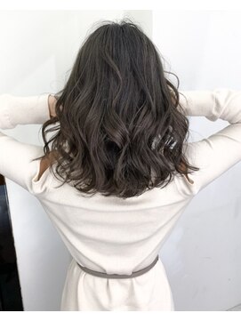 ナイン 麻布十番(NINE) ふわふわ透け感グレージュの大人ミディ