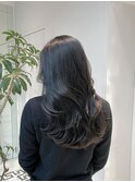 暗めアッシュグレージュ×軽やかなレイヤーカット