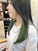 ミュラ(mulah)&nbsp;インナーカラーグリーン×ダークアッシュ＊内巻きロングヘア