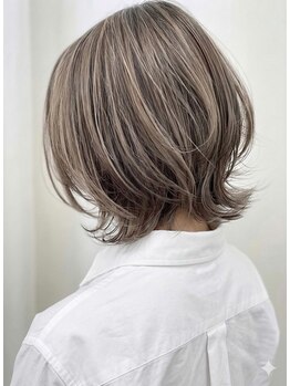 ニコ(HAIR SALON 2CO)の写真/白髪を隠さず魅せるという選択。水素ケアが導く、艶・質感・色持ちにこだわる大人の美髪カラー。