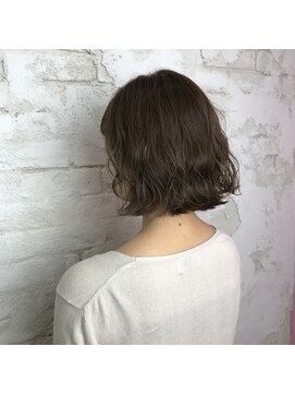 プライズ アイリス 池袋東口店(prize Iris) 明るめアッシュボブ/切りっぱなしボブ/タンバルモリ 池袋HARUKA