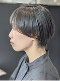 マッシュショート×くすみダークカラー×スタイリッシュスタイル