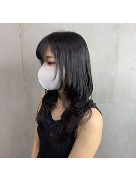 モノ アンド イニ(Mono & inni) 【レイヤー】黒髪ロングウルフヘア