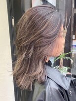 ノラ ウメダ(NORA UMEDA)&nbsp;【NORA UMEDA 高木】モード外ハネミディアム＆ハイライトカラー