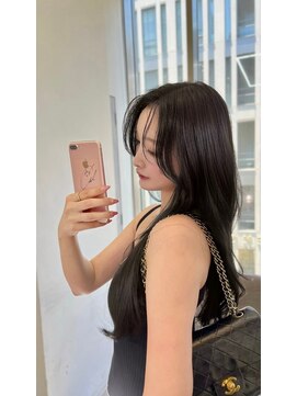 ヌイ 横浜(nui) ブルベ冬グレー_前髪アンブレラカラーこなれミディイメチェン