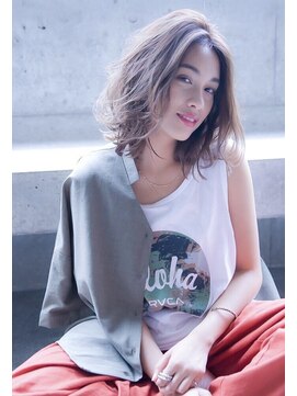 シエナ 渋谷(Siena) カーキベージュ×外ハネウェットミディ