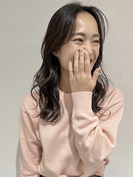 イル(ill) 黒髪 巻き髪 顔周りカット 前髪なし 大須