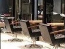 派手髪・ハイトーンカラー・デザインカラー・ブリーチ専門美容室の雰囲気（内観）