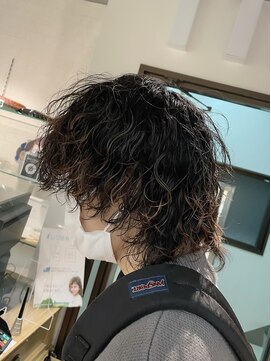 コワファーストナガサキシャンプーボーイ(COIFF1RST NAGASAKI SHAMPOO BOY) 波巻きパーマ×ウルフ