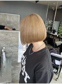 前下がりボブ　ハイトーンベージュ