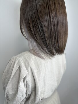 ジウ 上通り(JIU) 20代30代小顔ゆるふわミディインナーカラーホワイトシルバー