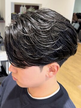 デプト(DEPT.) フェザーセンターパートテーパーフェードメンズパーマ佐賀眉毛