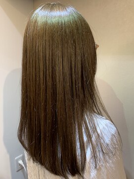 ヨナサン(Yona Saint) 透明感溢れるマットカラー。