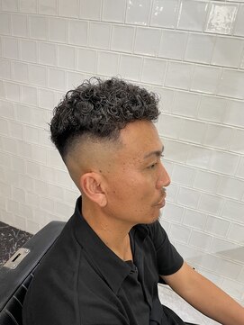 メリケンバーバーショップ フクオカ(MERICAN BARBERSHOP FUK) かき上げヘアショートレイアーくせ毛風パーマコンマヘアパーマ