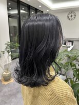 ソアロ(SOARO)&nbsp;外ハネくびれレイヤー艶感カラーハッシュカットダークシルバー