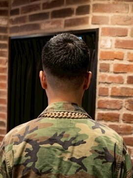 ミリオンバックス 上野(Million Bucks) 上野/刈り上げセンターパート/波巻きツイストスパイラル