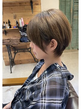 チリンバイロストシティー(Chillin by LOSTCITY) ショートボブ白髪ぼかしハイライトインナーカラー