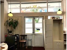 ロージーバイバリュー(rosy by value)の雰囲気(温かい陽の光が差し込むアンティーク調のお洒落な店内♪)