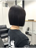 前下がりボブ　切りっぱなしボブ　黒髪スタイル　大人ボブ　美髪