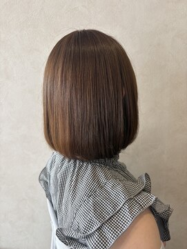イロ バイ マグ(IRO by Mag) ブリーチなしカラーで艶髪ハニーベージュ×ボブ