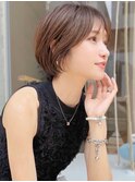 斜めバングショートボブグレージュカラー