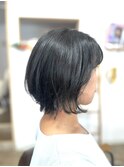 落ち着いたオリーブカラーのくびれレイヤースタイル