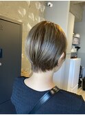 抜け感グレージュの小顔ショート
