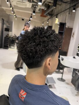 フランクスバーバーザスタンド(Frank’s barber the stand) MEN’S HAIR/サーフカール/刈り上げセンターパート/F