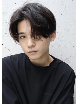 ネイビー(NAVY) センターパートに似合うパーマ！ニュアンススパイラル