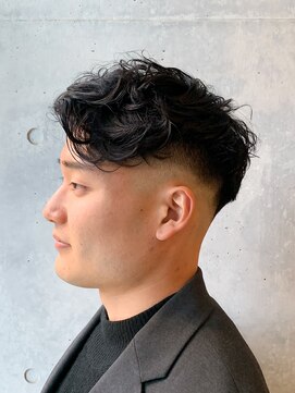 ギミック 自由が丘(gimmick) ビジネスカジュアル スキンフェードカット　パーマスタイル