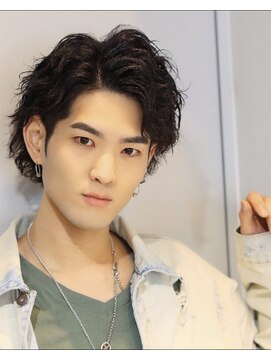 コンフィデンス 新宿3rd(confidence) 大人ビジネスマンワイルドパーマセンターパートツーブロスーツ