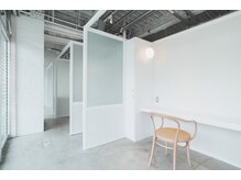 サキュウ ヘアーバイヴェリカ(サキュウ hair by velica)の雰囲気(自分一人で使える広々とした空間で過ごす)