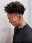 スパイラルパーマ　フェードカット　アップバング　波巻き