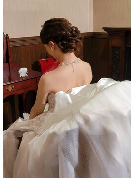 パリスパート2 洋装 トップ 波ウェーブ サイド ツイスト シニヨン へアレンジ