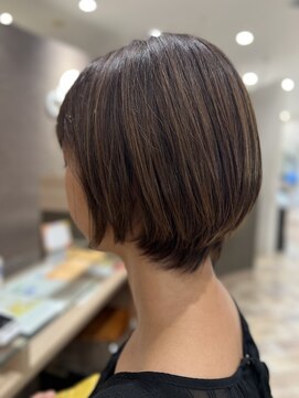 ヴィサージュディオ(VISAGE dio) 白髪ぼかしハイライトショートボブ