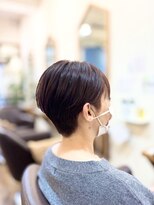ヘアー グリーン(hair green) レッドブラウンの艶感ショート、上品で女性らしい丸みシルエット