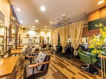 駅前ロータリーに面した立地ながらも、外から見えにくい店内