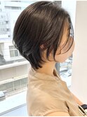 大人かわいい、まとまる束感ショートボブ。