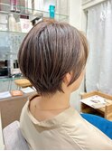 ショートボブ×明るめグレイカラー