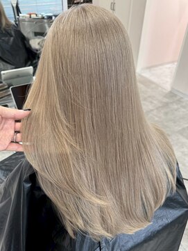 エイチ(H) xブリーチ/ホワイトグレージュ/レイヤーカット/チェリーブラウン