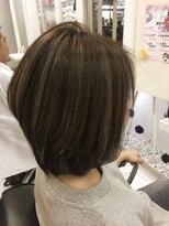 ヘアーデザインムーヴ(Hair design MOVE) 白髪ぼかしハイライト　馴染ませ　ショート