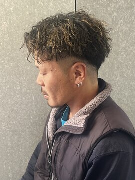 ニアウ 太田店(Niau) メンズ刈り上げショートセンターパートツイストスパイラルパーマ