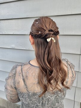 ヘアーアンドメイクアップモパ ハーフアップ